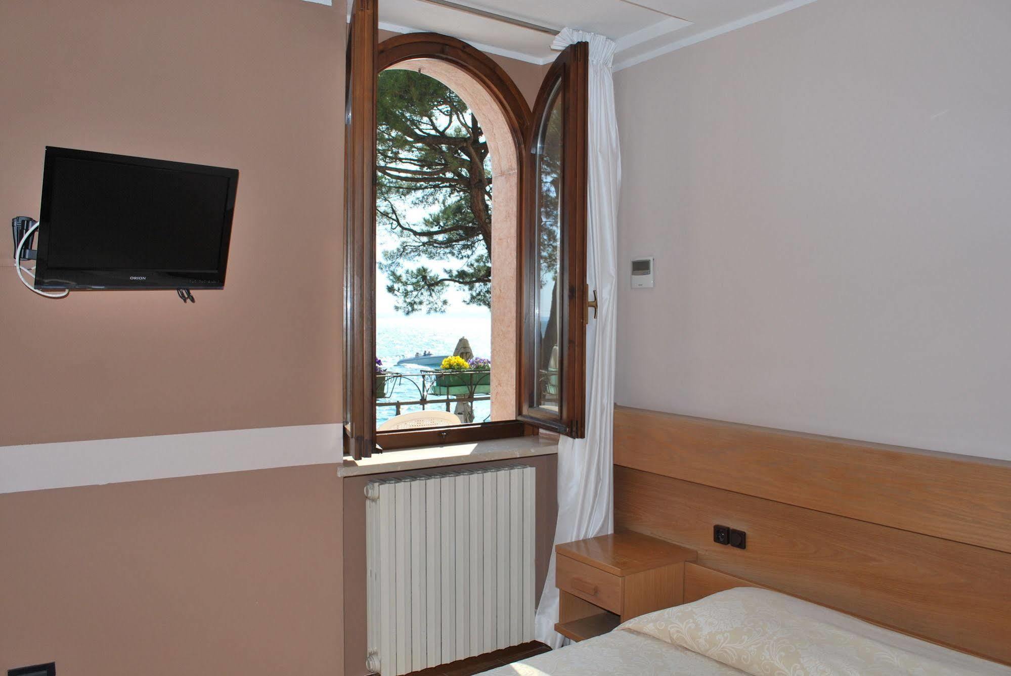 Albergo All'Ancora Garda  Buitenkant foto
